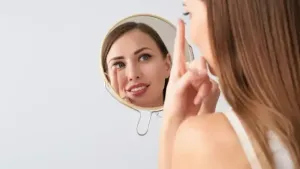 Jak zakładać i ściągać soczewki kontaktowe? Poradnik